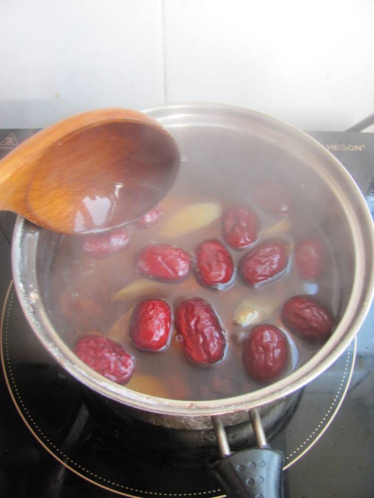  p>红糖姜枣汤是一道由红糖,鲜姜,红枣等做成的美食. /p>