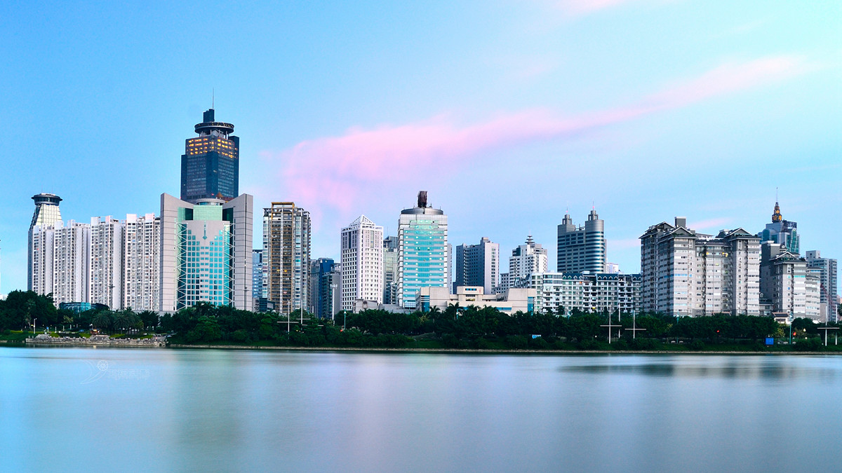  p>南宁南湖公园,位于市区东南面青秀区,是一个融水体景观,亚热带园林