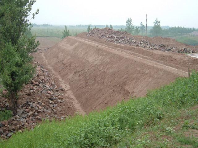  p>利用当地土料和砂,砂砾,卵砾,石碴,石料等筑成的坝.