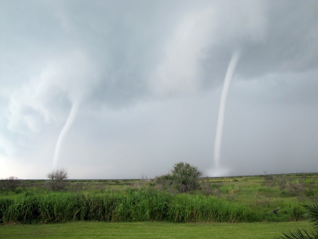  p>双龙卷风是非常罕见的 a target="_blank" hre