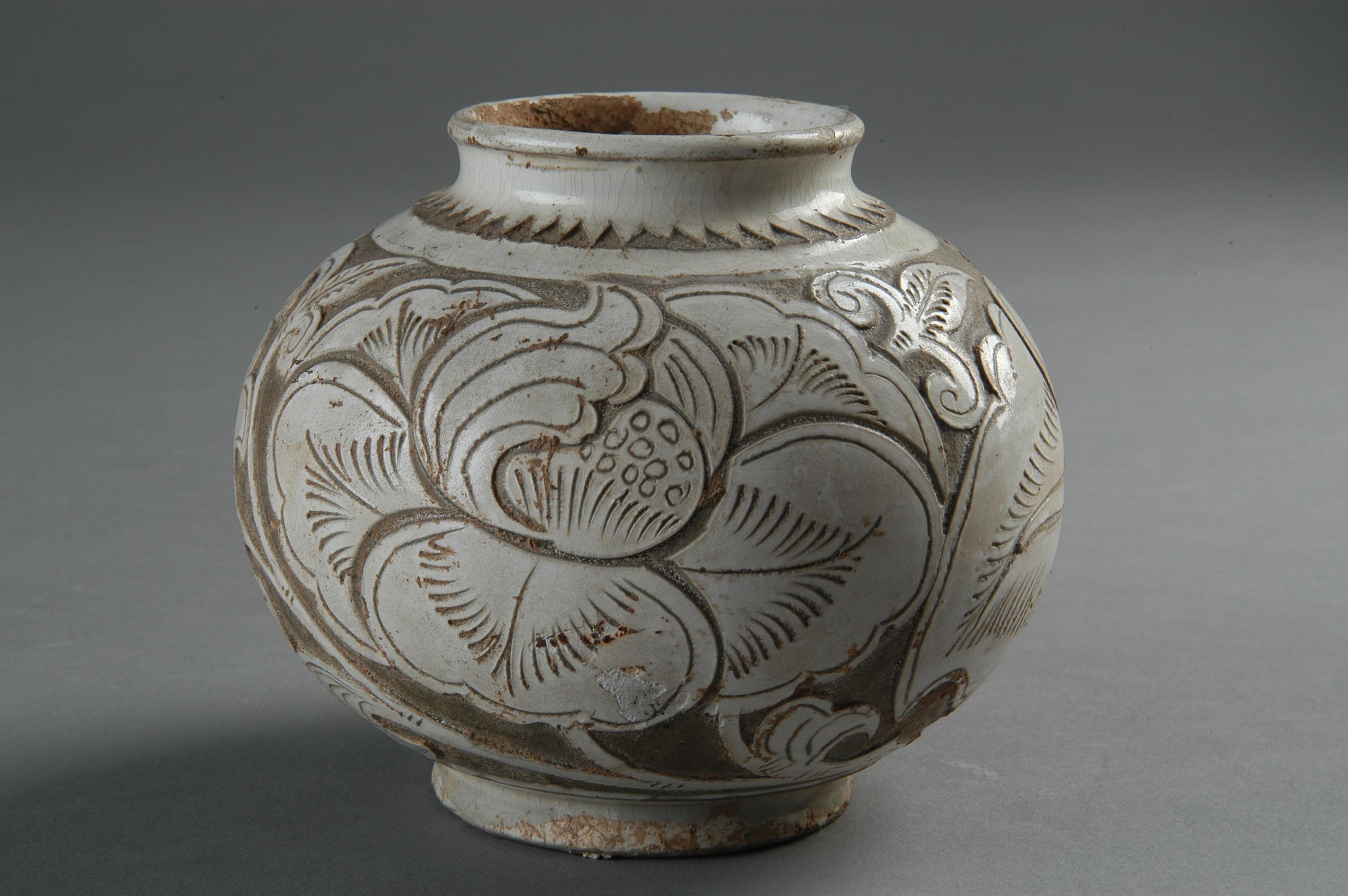 宋白釉剔花牡丹纹瓷罐