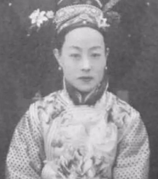 所有嫔妃,包括一名 a target="_blank" href="/item/皇后/1080437" d