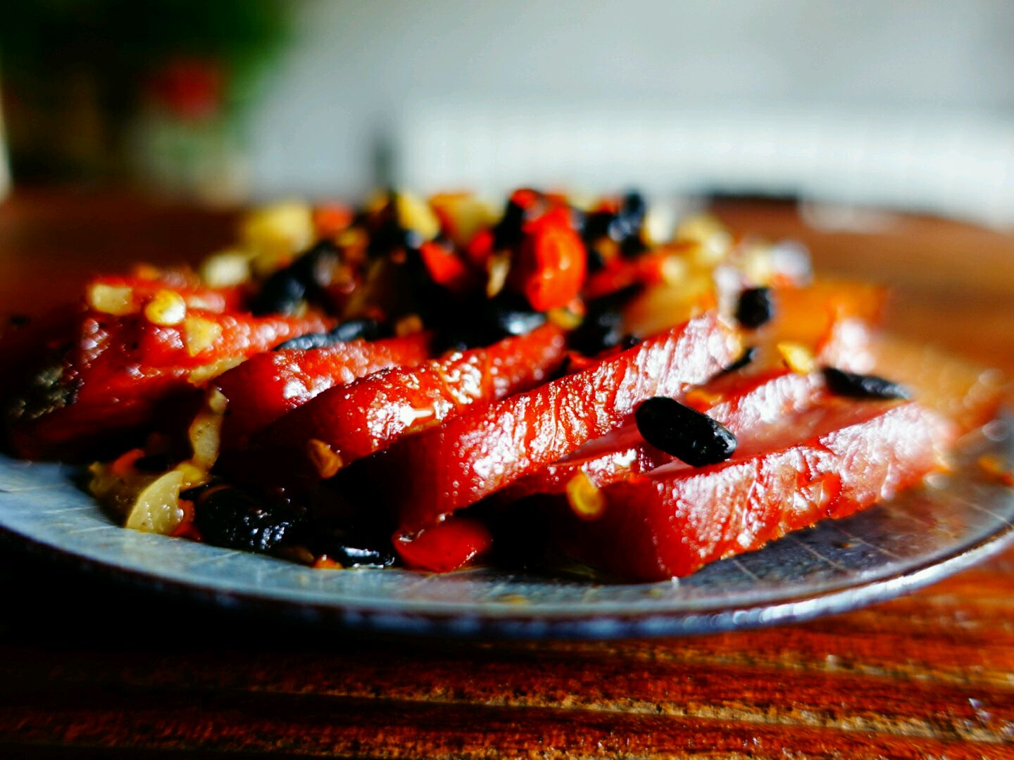  p>豆豉蒸腊肉是一道传统湘菜.主要食材是腊肉和豆豉. /p>