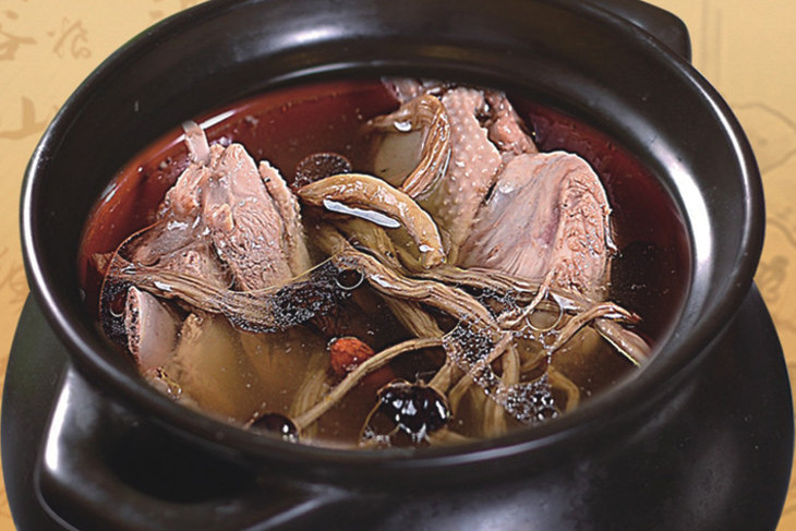 人喝,如果家里人多,就一整只吧),干茶树菇(用干茶树菇会比鲜茶树菇 a