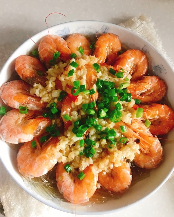  p>蒜蓉蒸虾是一道由蒜蓉和虾为主要材料做成的菜品,属于粤菜.