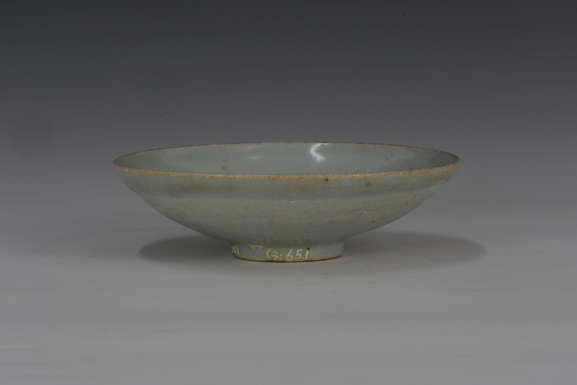 元代青白釉菊瓣纹瓷碗