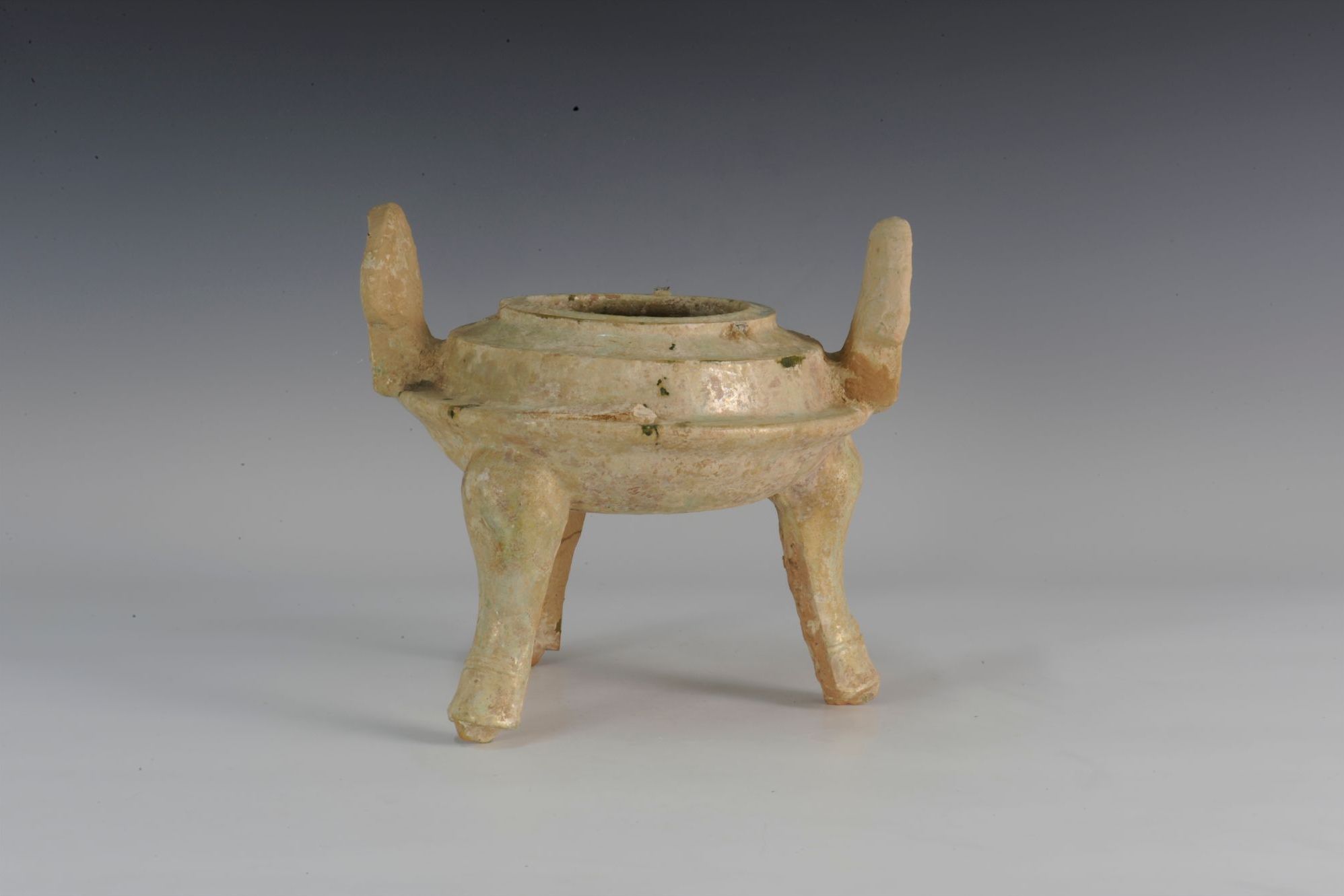 汉代绿釉三足双耳陶鼎