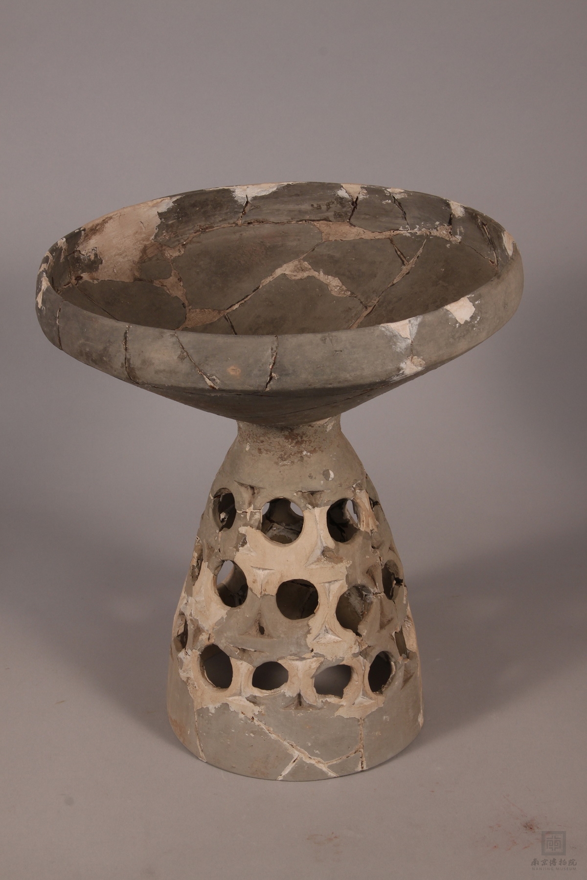 新石器时代大汶口文化镂空陶豆