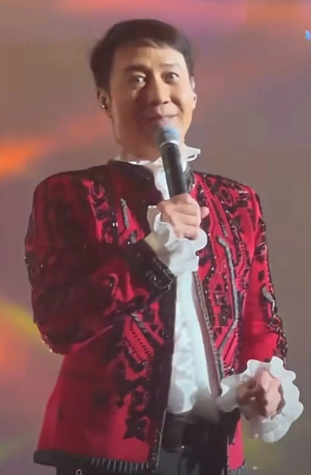 56岁黎明真实素颜曝光！见粉丝时这个捡鞋细节，终于知道他为啥红_百科TA说