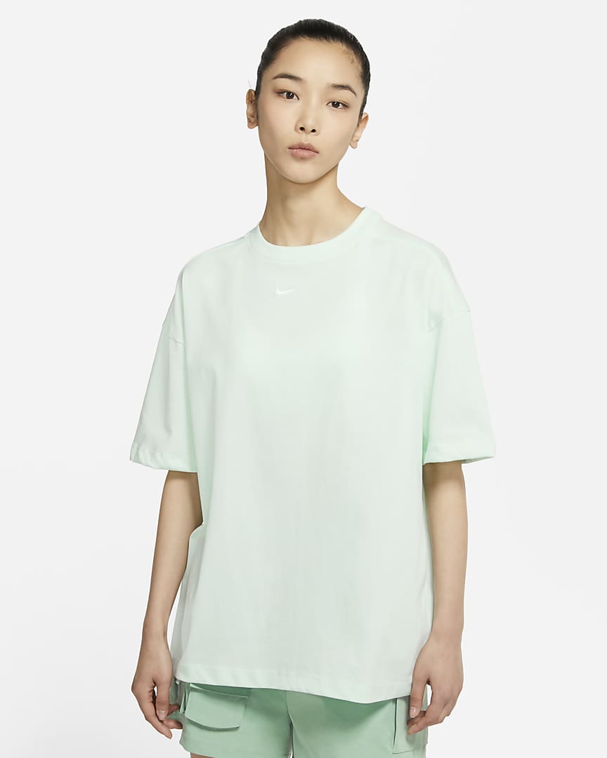  p>nike sportswear essential 女子短袖上衣是耐克品牌旗下的一款