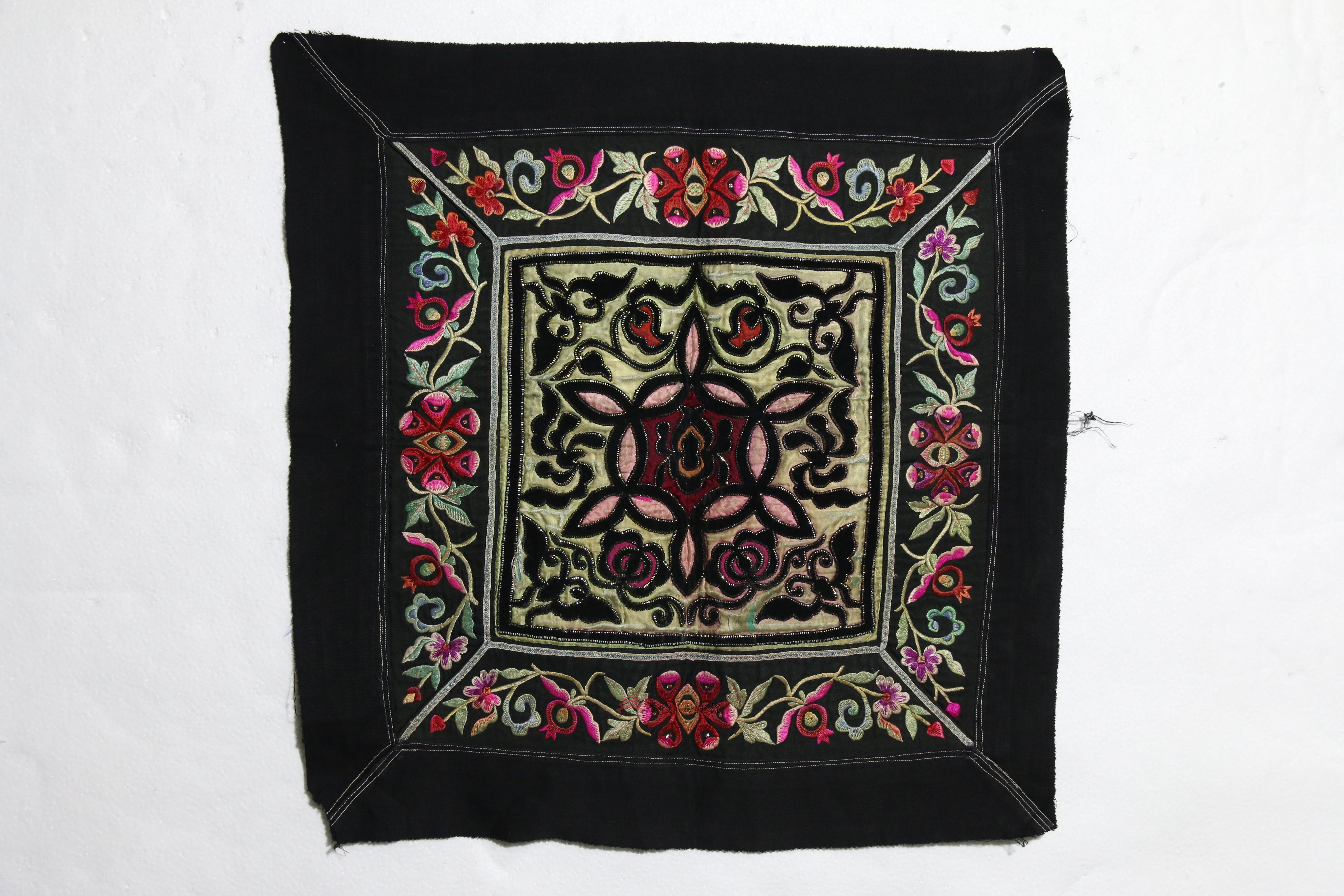 当代云南红河彝族布贴平绣蝶花纹背带心