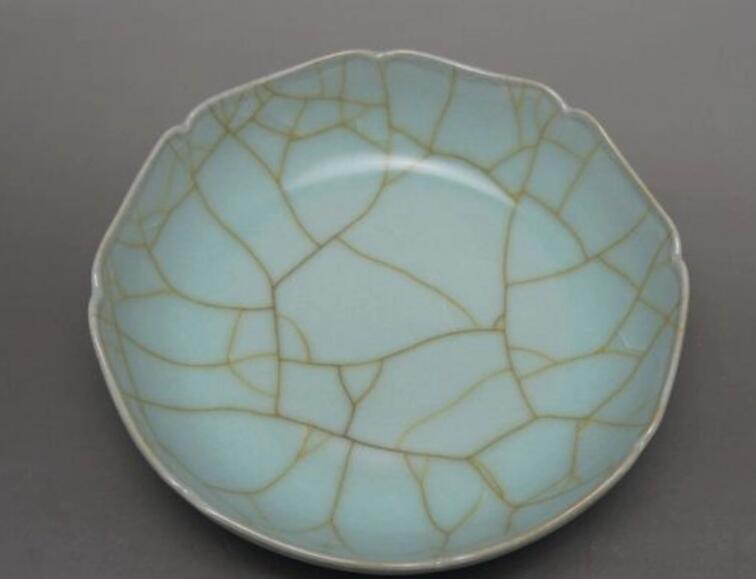  p>"冰裂纹瓷"是南宋官窑的极品,青釉层上,白色裂纹层层叠叠,清晰可见