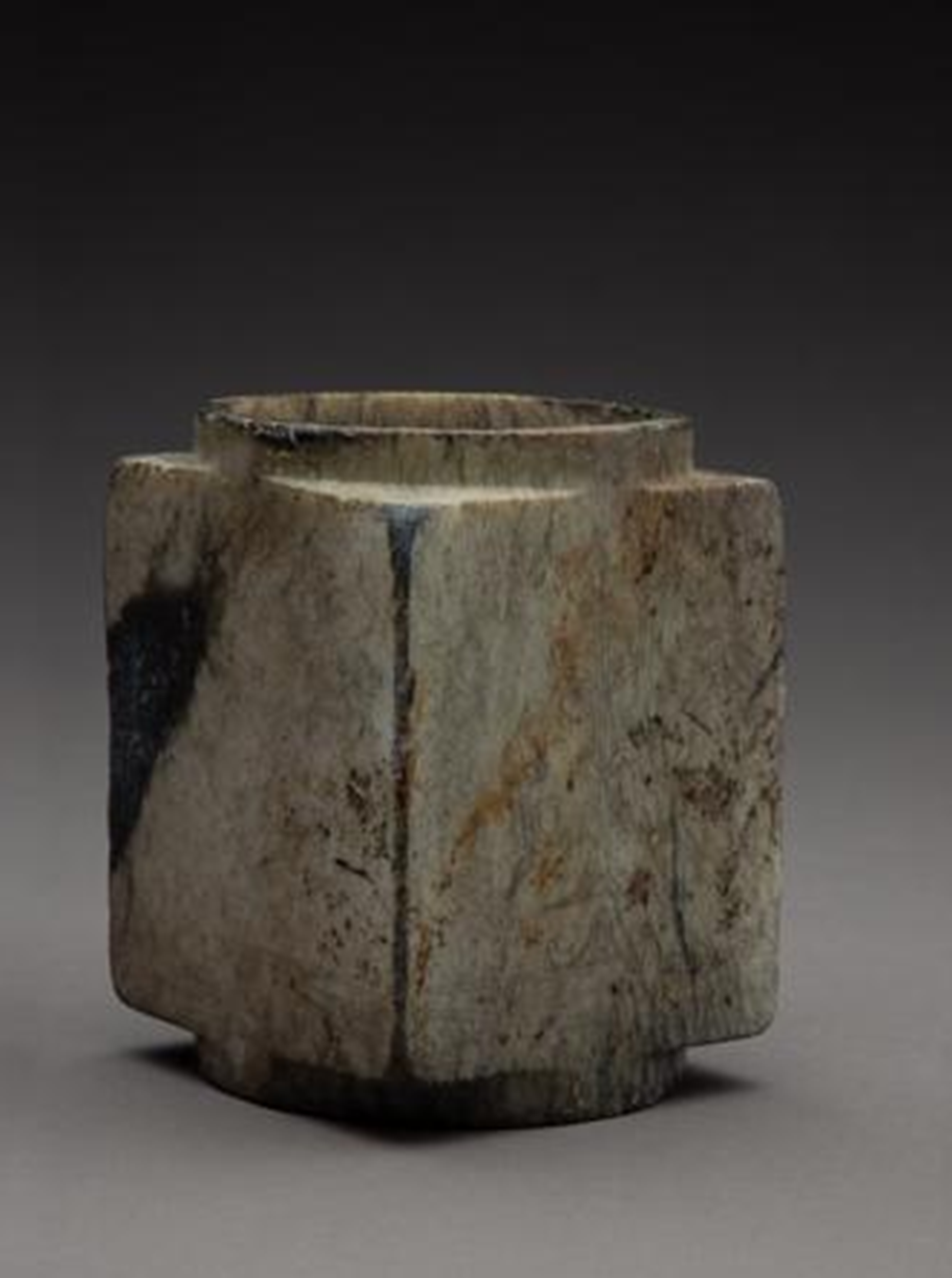  p>神树纹玉琮,是出土于 a target="_blank" href="/item/三星堆遗址