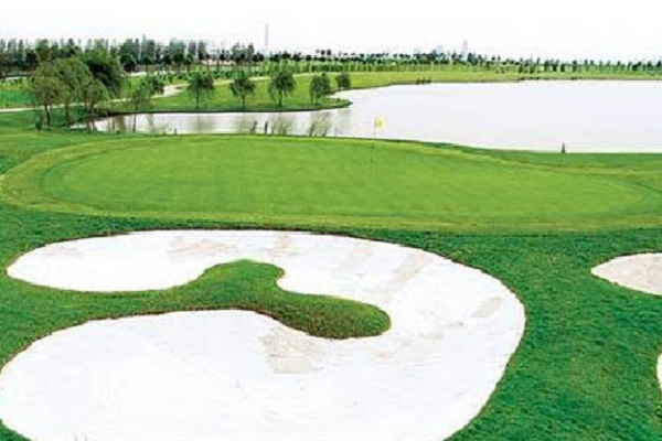  p>苏州市双山高尔夫球场位于张家港市双山岛上,于2003年10月16日正式