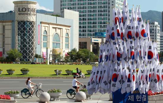  p data-id="gnx71y65y7">"制宪节"是韩国节日,是韩国政府为纪念1948