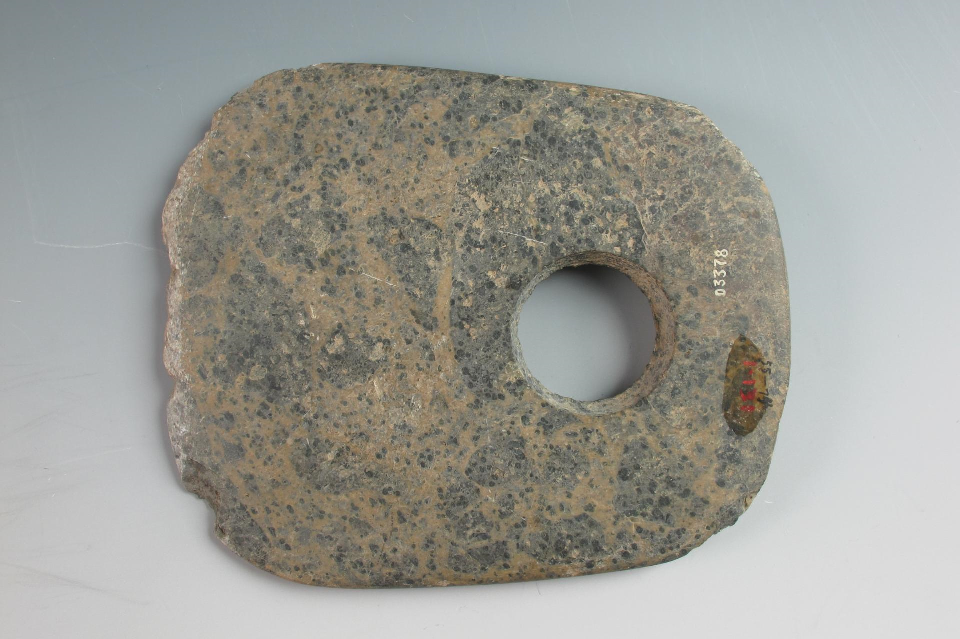 新石器时代扁平穿空石斧