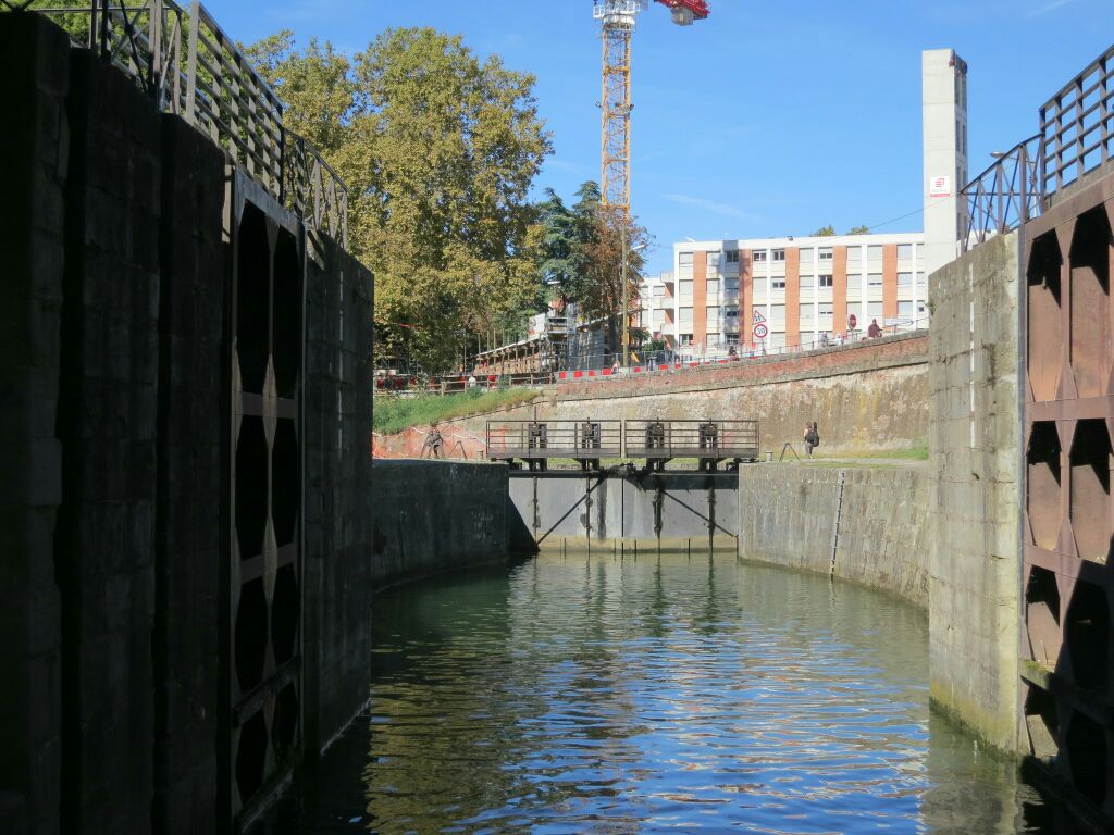  p data-id="gnzrqj14kv">法国南运河位于法国南部,1667年开始修建