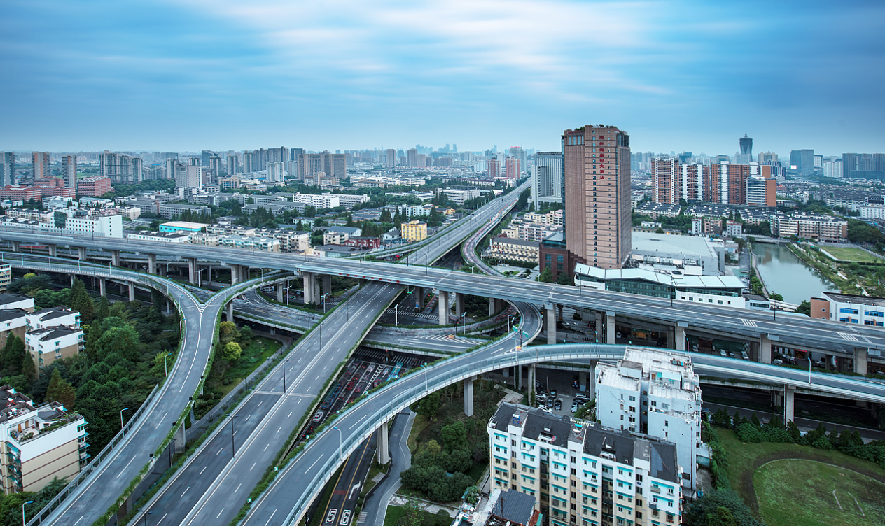 杭州市的一条东西向城市快速路,全线由德胜快速路高架桥和文一路隧道
