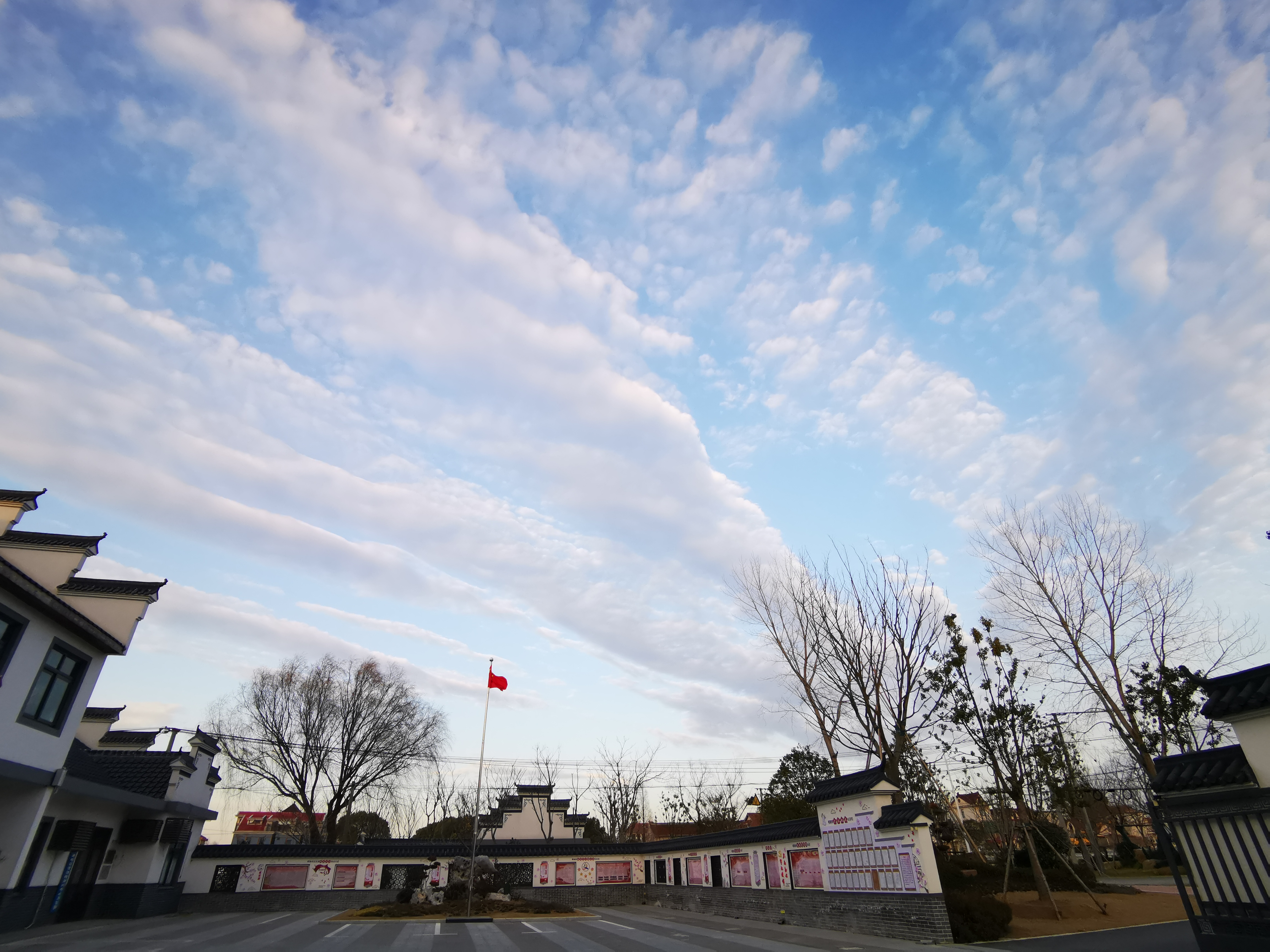 " data-lemmaid="586417">崇明岛 /a>南岸中部偏东,隶属于上海市 a