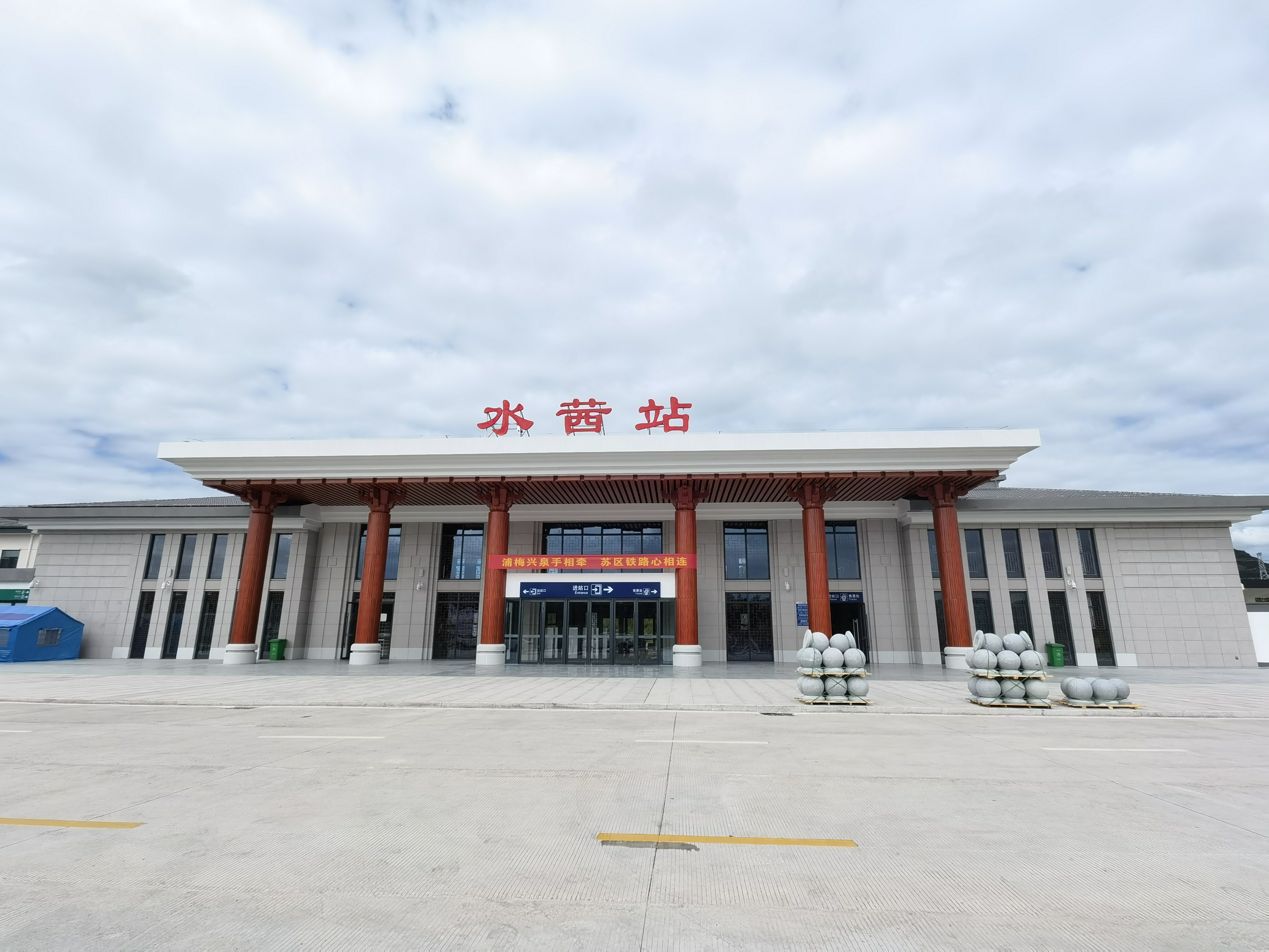 在福建省三明市宁化县水茜镇西侧,车站中心里程ck282 160,距离黄沙潭