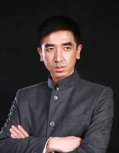 李亮是一名男演员,在2012年由吴奇隆主演