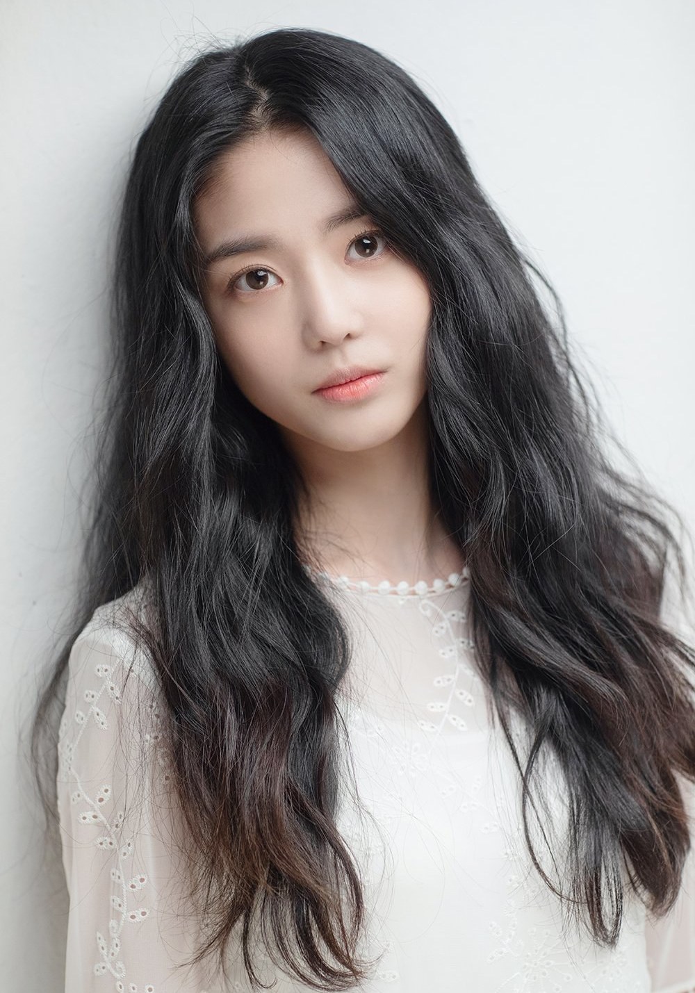 1997年4月25日出生于韩国全罗南道潭阳郡,韩国的女歌手及演员,曾为