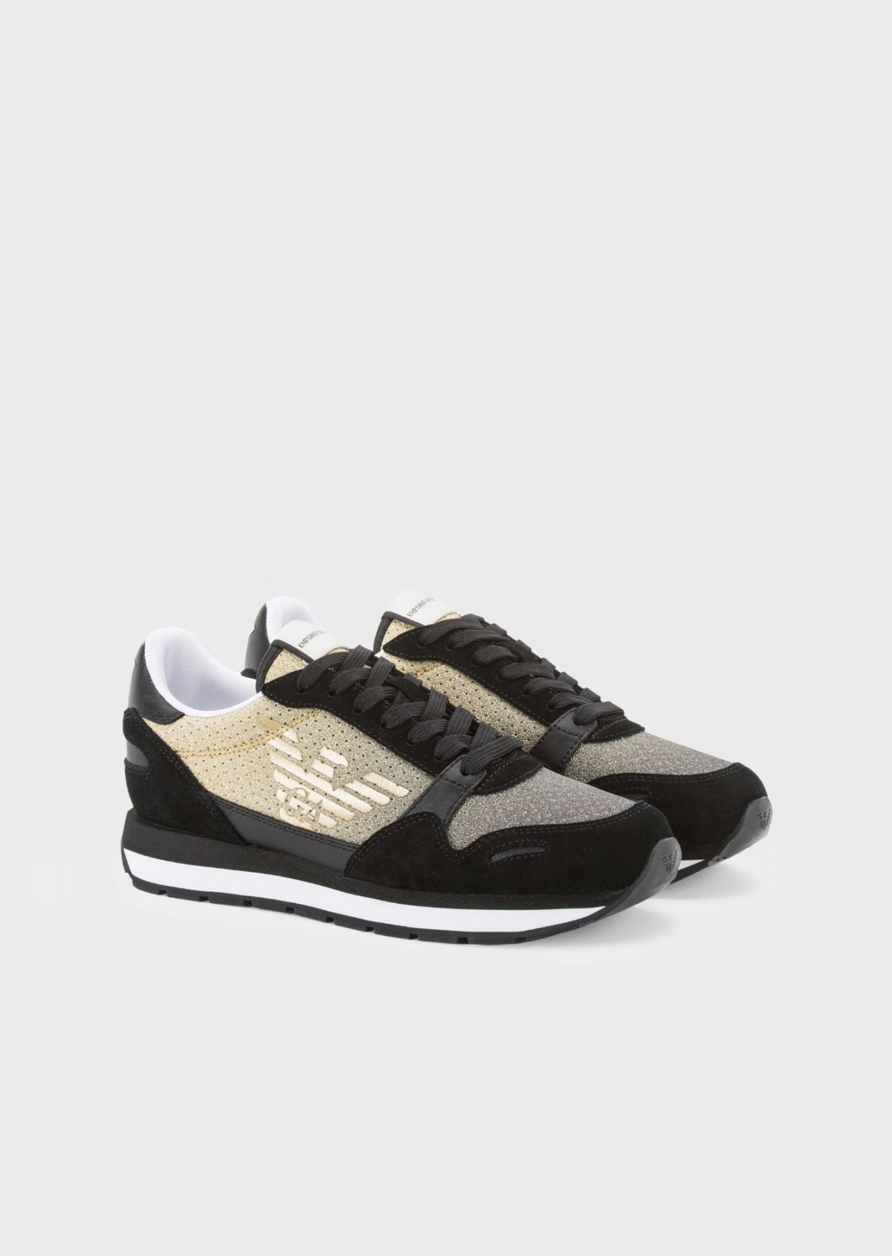 侧面鹰标网面运动鞋是安普里奥·阿玛尼品牌旗下的一款产品.