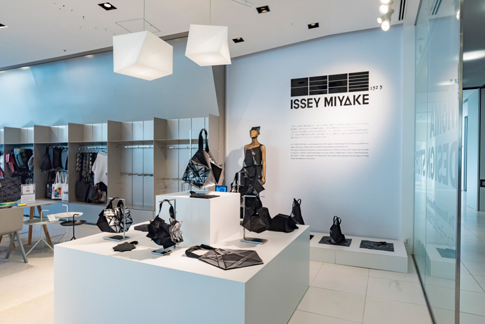 三宅一生 i>(issey miyake) /i>是日本女装时装品牌,设计师为近藤悟史