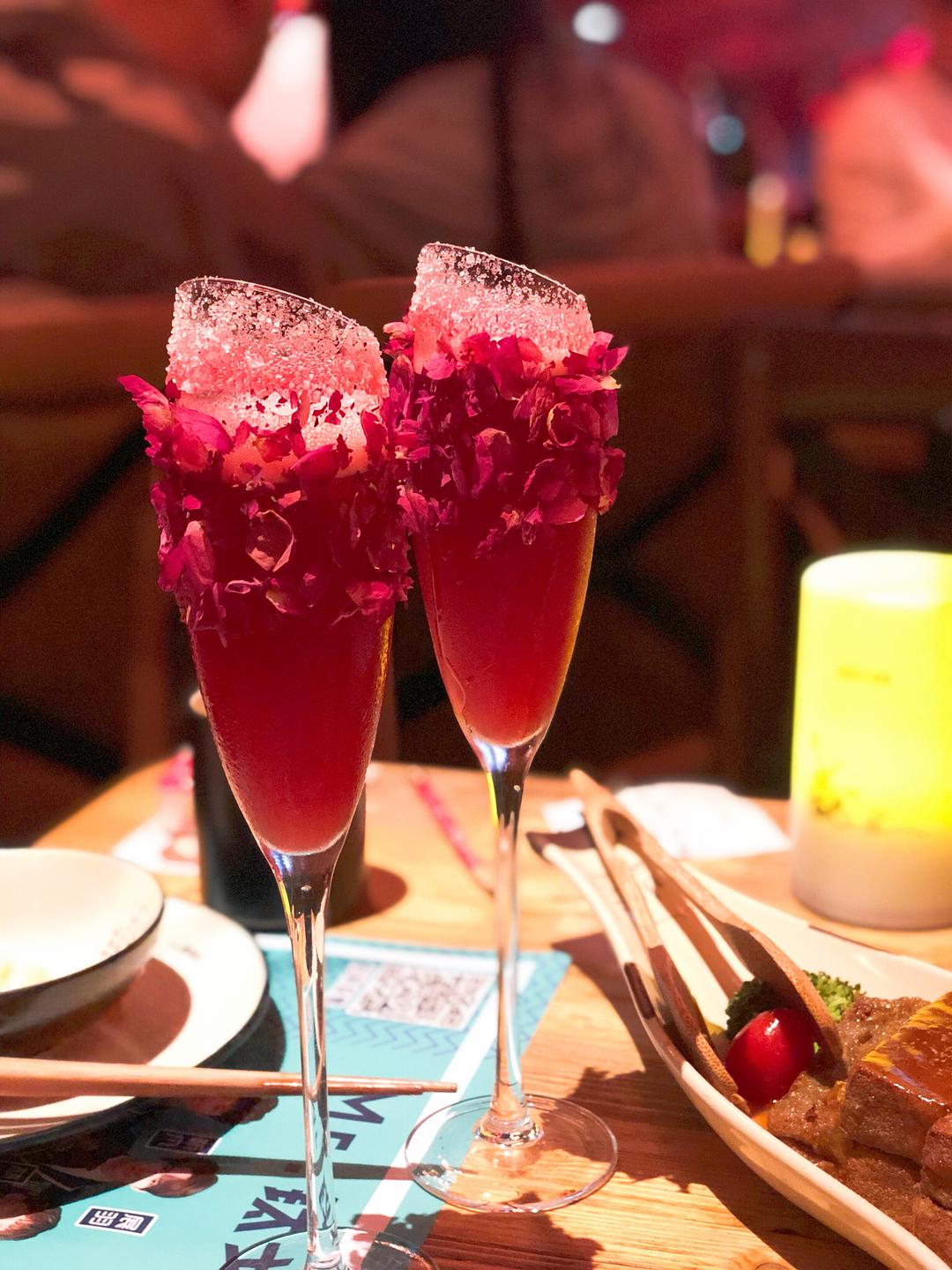  p>"烈焰红唇"是传统鸡尾酒的首选.同"sex on the beach"如出一辙.