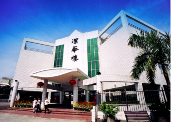  p>湛江第一中学坐落于广东省湛江市赤坎区南方路52号,是一所广东省