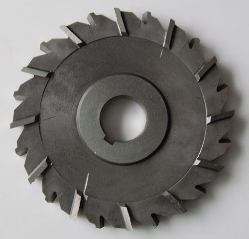 三面刃铣刀是标准的机床刀具,通常在卧铣床上使用,一般用于铣沟槽和