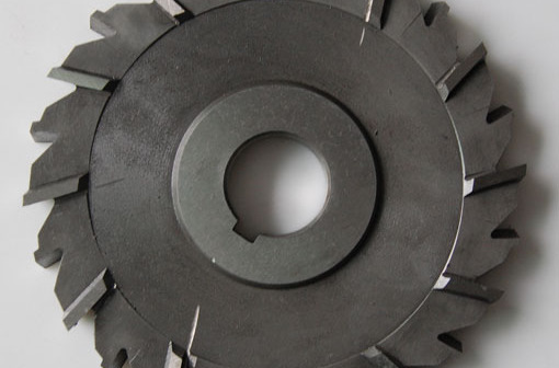  p>三面刃铣刀简称三面刃:三个刃口均有后角,刃口锋利,切削轻快.