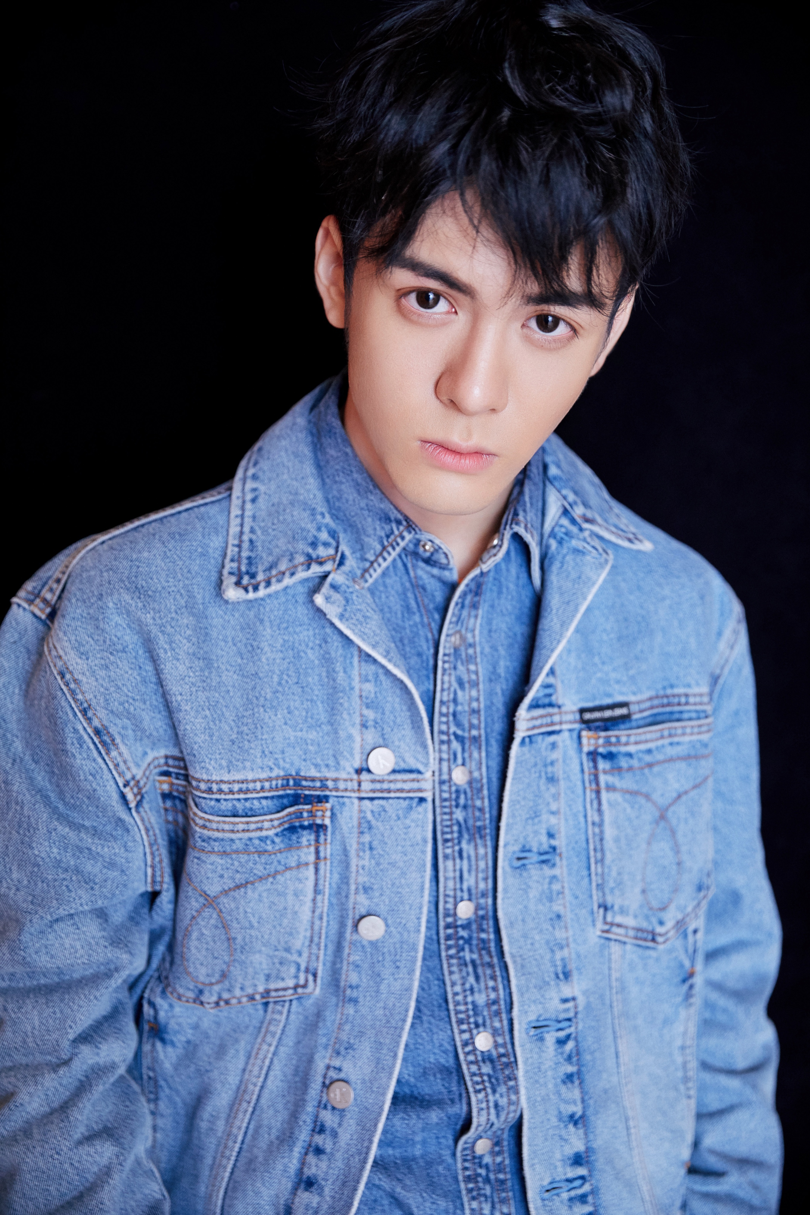 原名曾威航,1996年10月9日出生于广东省深圳市,中国内地影视男演员