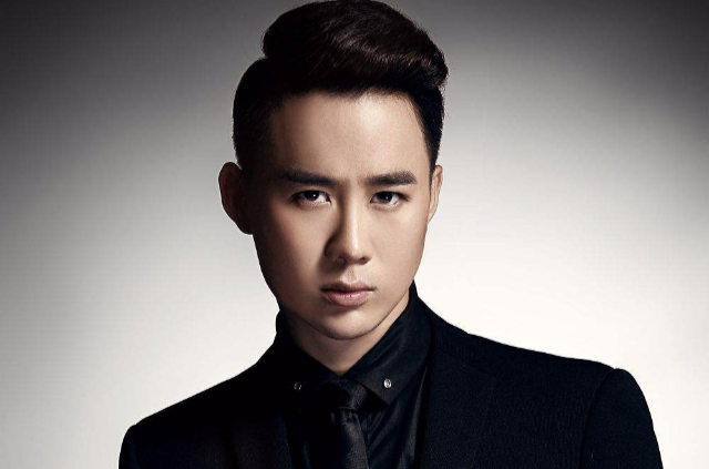  p>孔雀哥哥 原名刀阁李拉(李大勇)云南东川人,中国第一反串主播,综艺