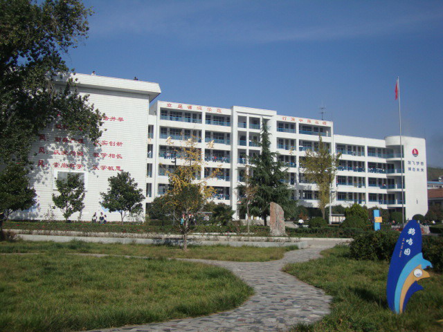 xc">河南省嵩县第一高级中学位于洛阳市区以南70公里处嵩县城白云大道