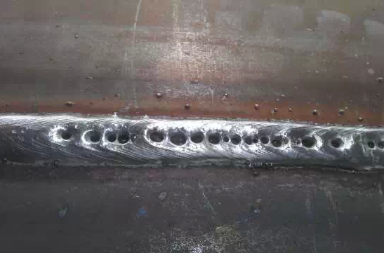 焊接缺陷包括气孔,夹渣,未焊透,未熔合,裂纹,凹坑,咬边,焊瘤等.