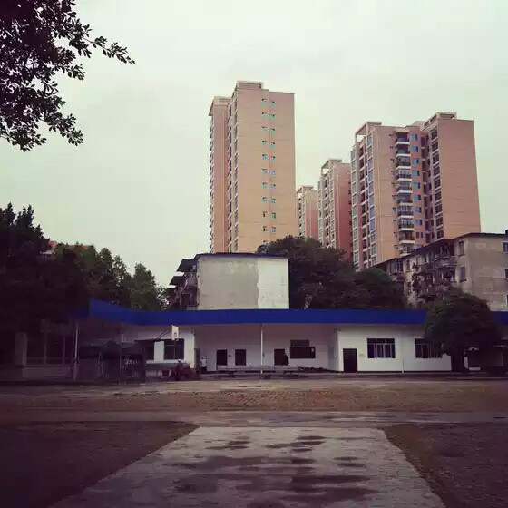  p>贵港市贵糖学校创建于1956年,是一所半封闭式的 a target="_blank"