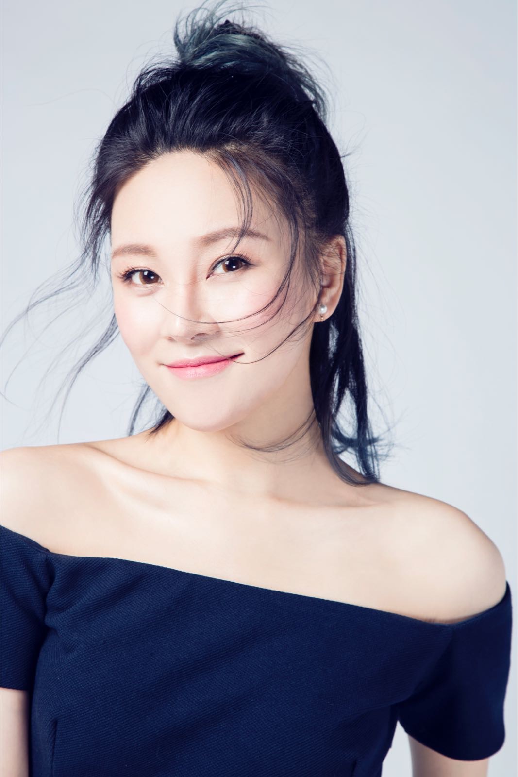 影视演员,毕业于 a target="_blank" href="/item/北京现代音乐研修