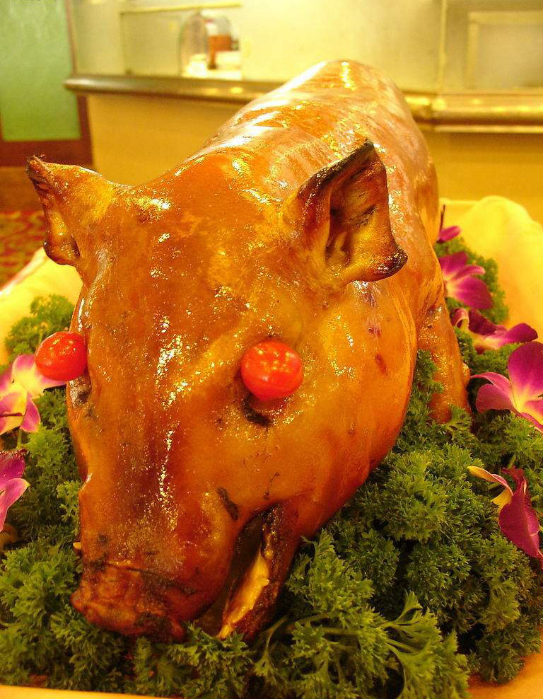  p>烧乳猪是一道美食,主料是小乳猪,辅料是蒜,调料是五香粉,芝麻酱