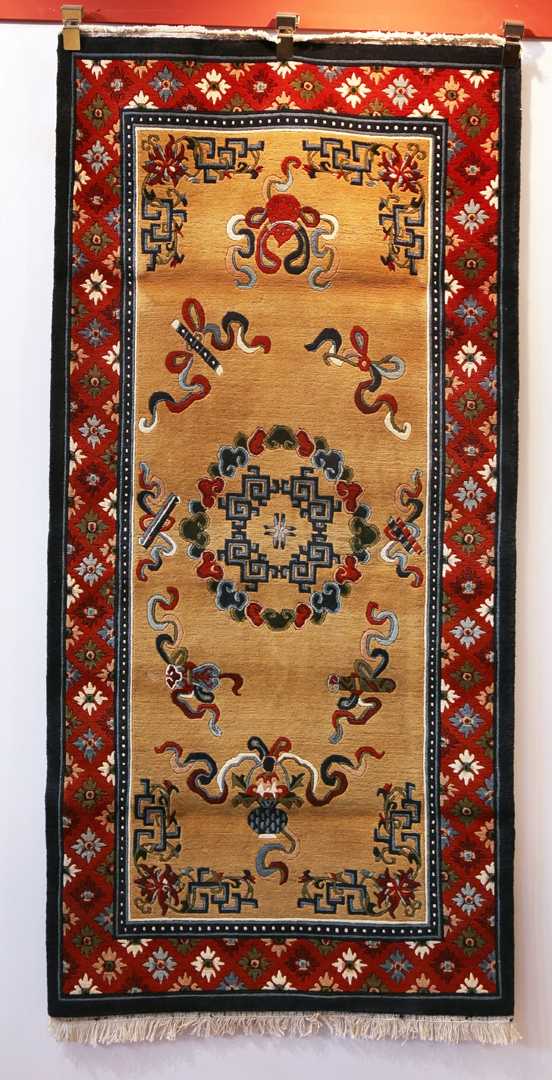  p>"卡垫"是藏语小型藏毯的意思.是藏族家庭的床上用品.