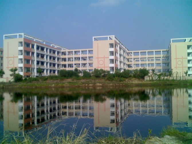  p>揭东区蓝田中学老校区位于新亨镇老镇区内,占地只有16亩.