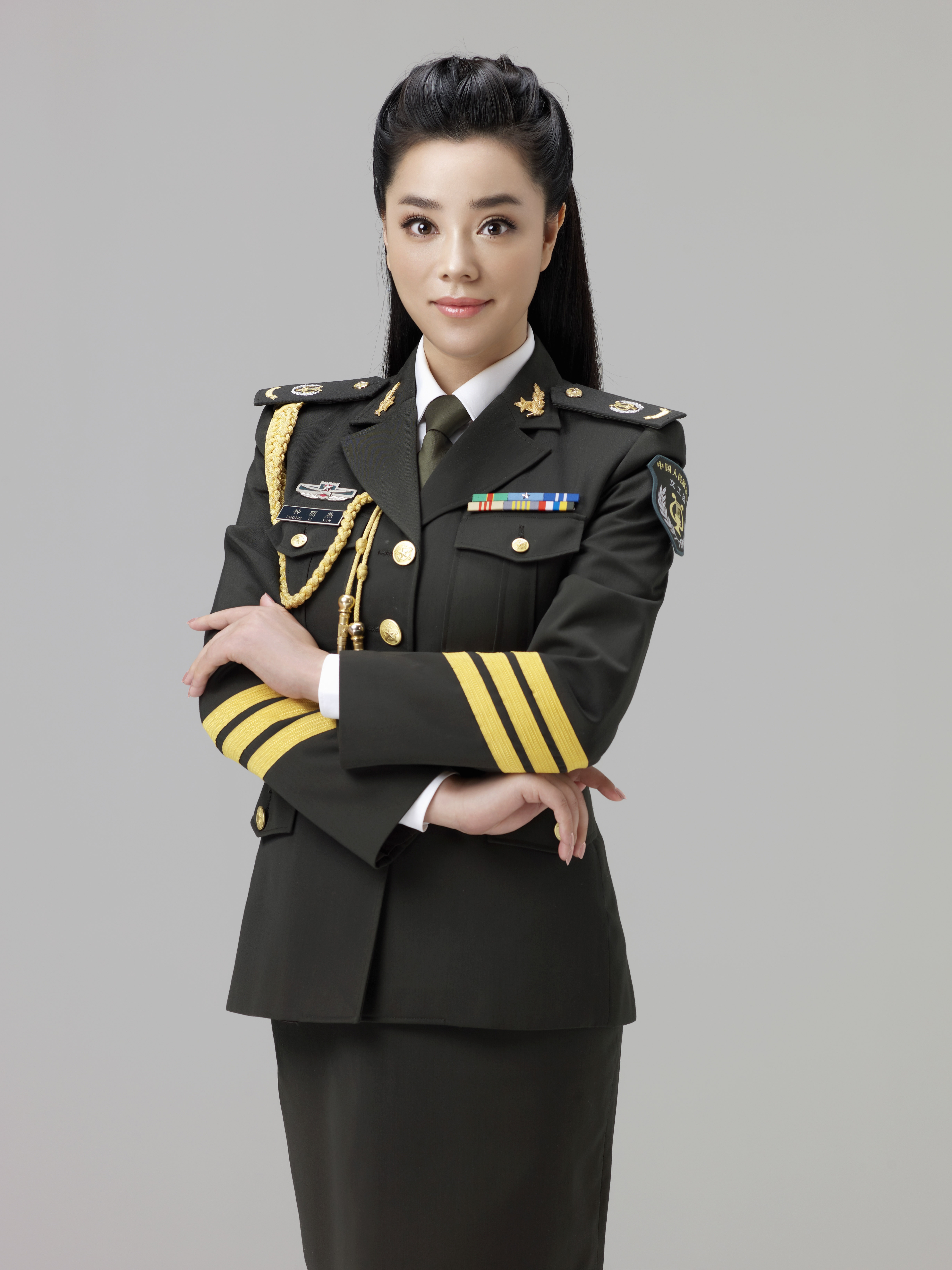 ">钟丽燕,1983年11月12日出生于浙江省嘉兴市,中国内地女中音歌唱演员