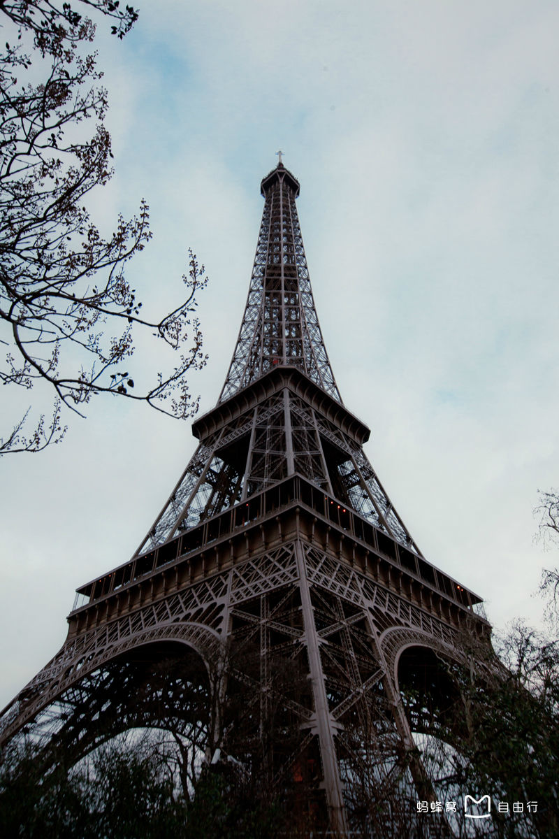  p>埃菲尔铁塔( i>法语:la tour eiffel;英语:the eiffel tower /i>)