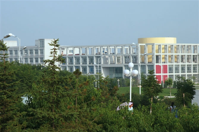  p>燕山大学里仁学院(liren college of yanshan university),坐落于