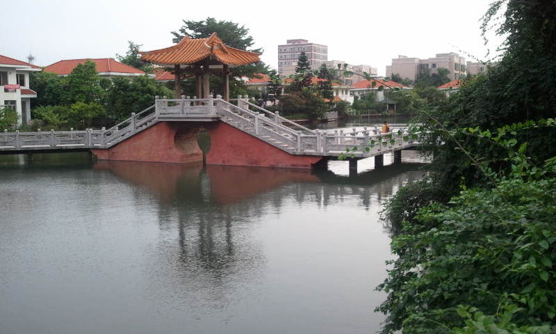 由"人工湖"及"人造山林"而著称"丽湖山庄",位于广东省东莞市厚街,虎门