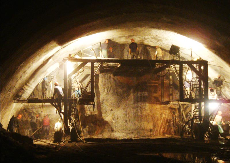 即开挖坑道(采煤,采矿或隧道工程中)不断向前推进的工作面. /p>