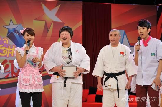 辽宁卫视 /a>为全国观众奉献一道笑料"炖"包袱的娱乐大餐——《新笑林