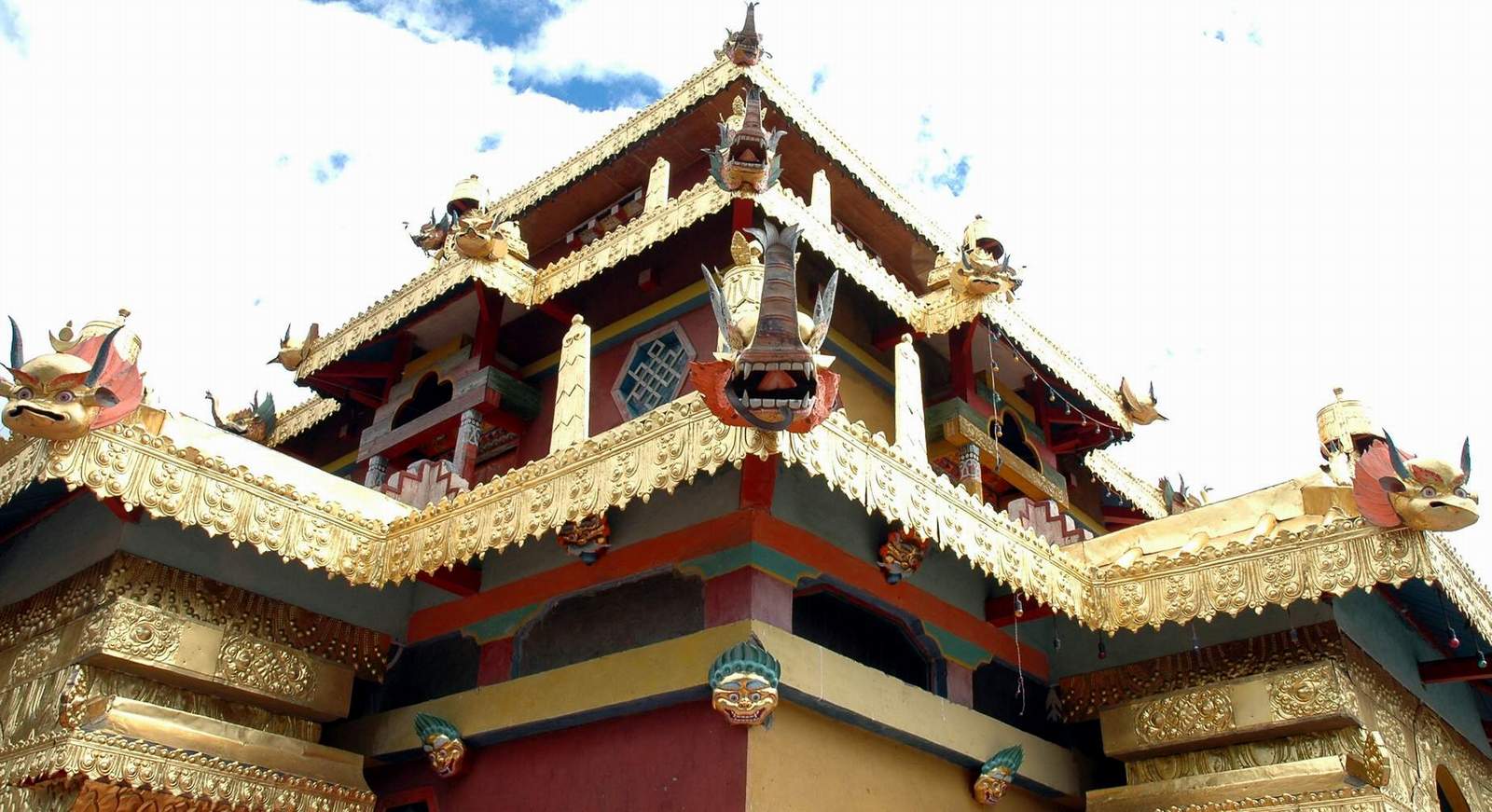  p data-id="gnatcmfuof">白玉寺,建于1857年,位于青海省果洛藏族自治