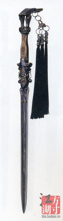 剑锷墨曲一字镂空处清楚可视,剑身狭长纤细,锋刃处转为尖锐,剑柄以倒