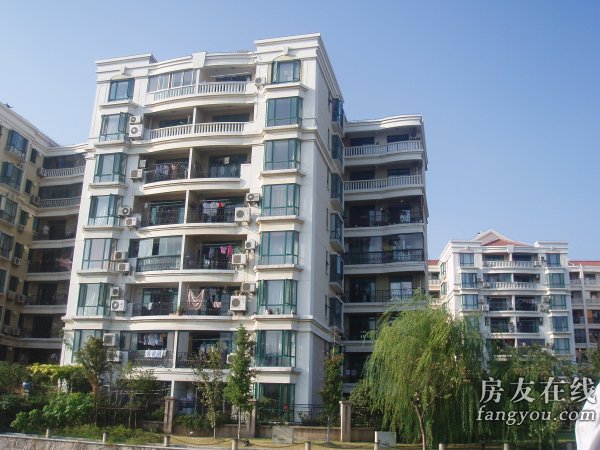  p>上海康城小区整体类似法式建筑风格,"康城"意指法国嘎纳.